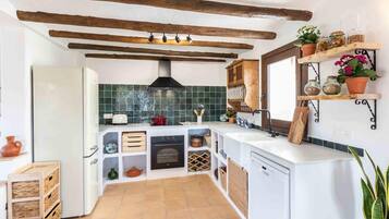 Réfrigérateur, four, lave-vaisselle, cafetiÚre/bouilloire