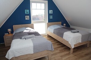 2 bedrooms, desk, WiFi