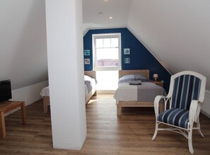 2 bedrooms, desk, WiFi