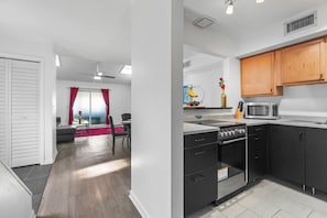 冷蔵庫、電子レンジ、オーブン、コンロ