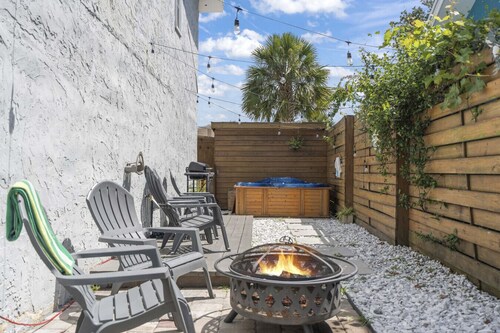 Beach getaway 12min, Hot tub, Fenced patio & Games