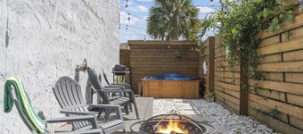 Beach getaway 12min, Hot tub, Fenced patio & Games