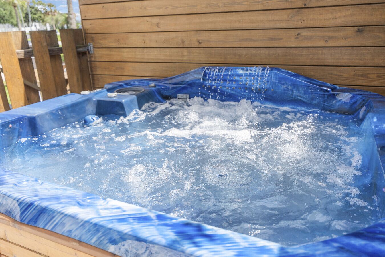 Banyera d'hidromassatge a l'aire lliure