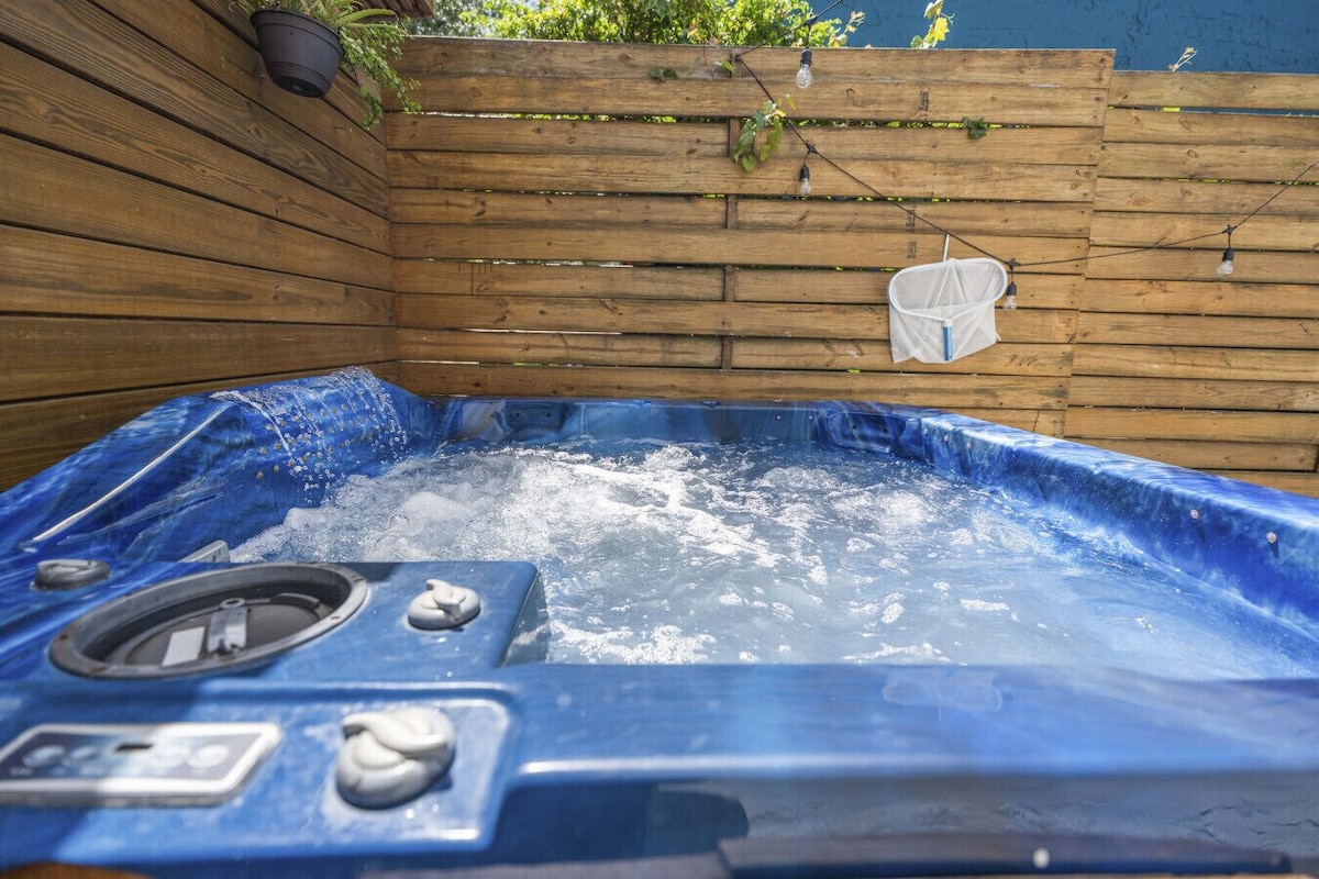 Beach getaway 12min, Hot tub, Fenced patio & Games