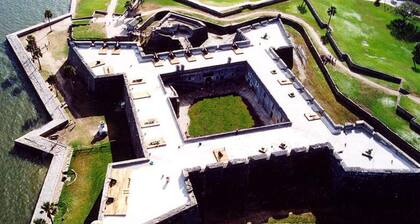 Beach house|Hot Tub, DT 7min, Games & Fenced Patio