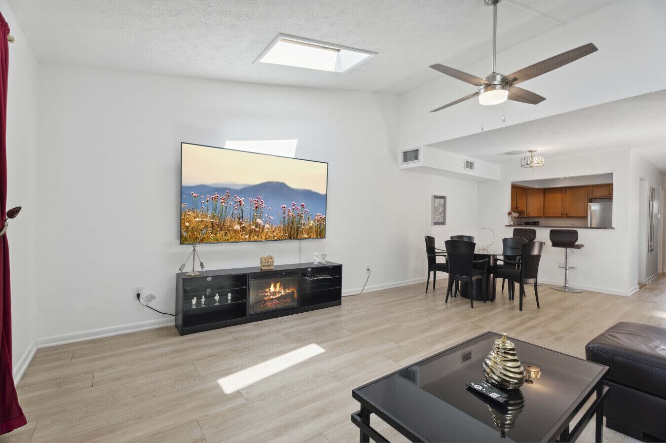 Televisor intel·ligent, llar de foc i taula de tennis de taula 