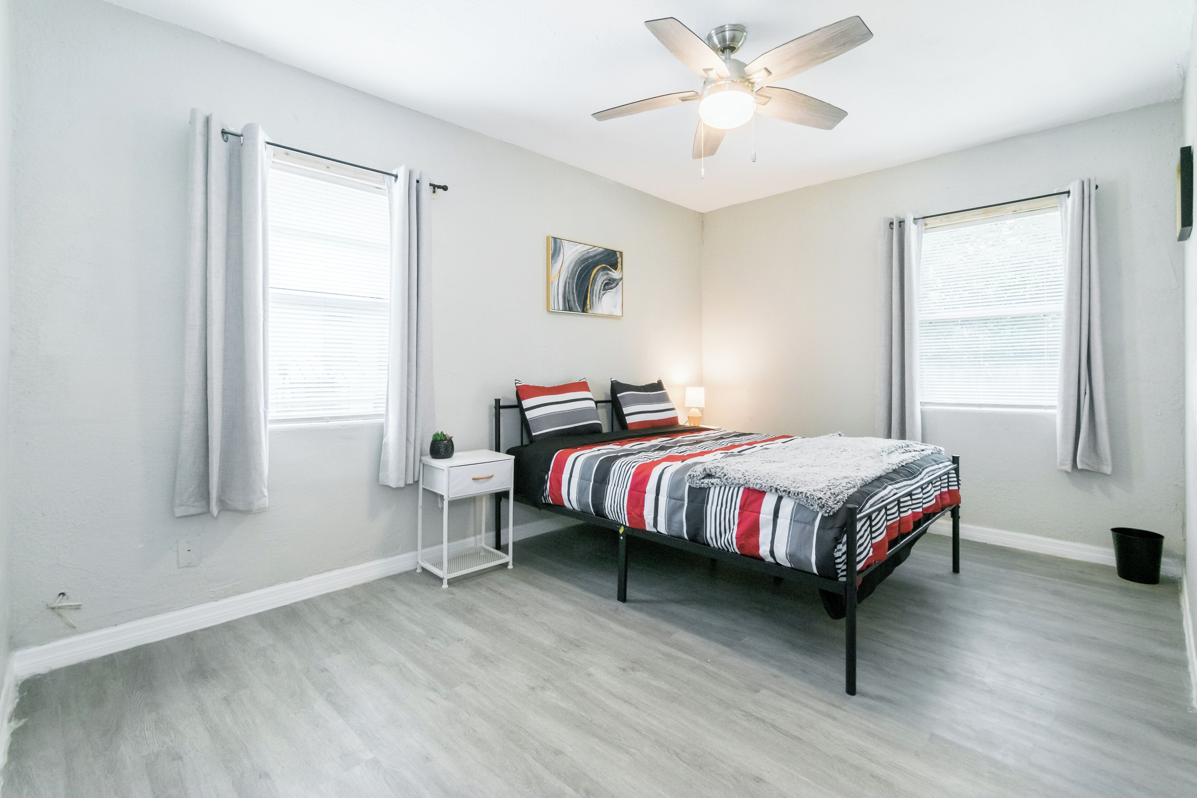 2 habitaciones, tabla de planchar con plancha, wifi y ropa de cama 