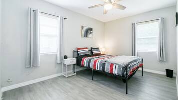 2 habitaciones, tabla de planchar con plancha, wifi y ropa de cama