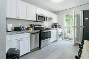 Mikrowelle, Ofen, Herdplatte, Geschirrspüler