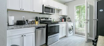 Amazing “NEW” Cottage. Minutes To Airport & Downtown