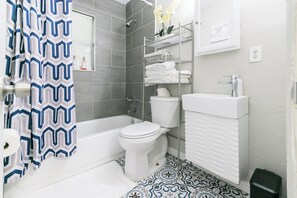 SĂšche-cheveux, serviettes fournies, savon, shampoing