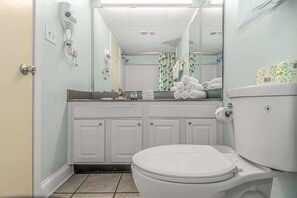 Shower, hair dryer, towels, shampoo - Sea Mist 51303 (Myrtle Beach)