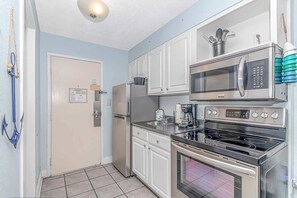 Réfrigérateur, four à micro-ondes, un four, surface de cuisson