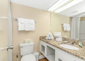 Ducha, secador de pelo, toallas, shampoo