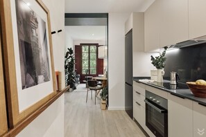 Refrigerador, microondas, horno, placa de cocina