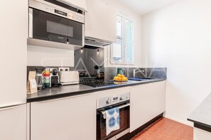 Frigorífico, microondas, horno y cafetera o tetera