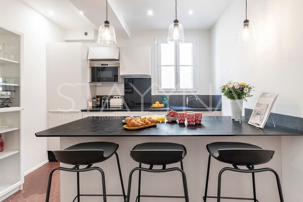 Frigorífico, microondas, horno y cafetera o tetera