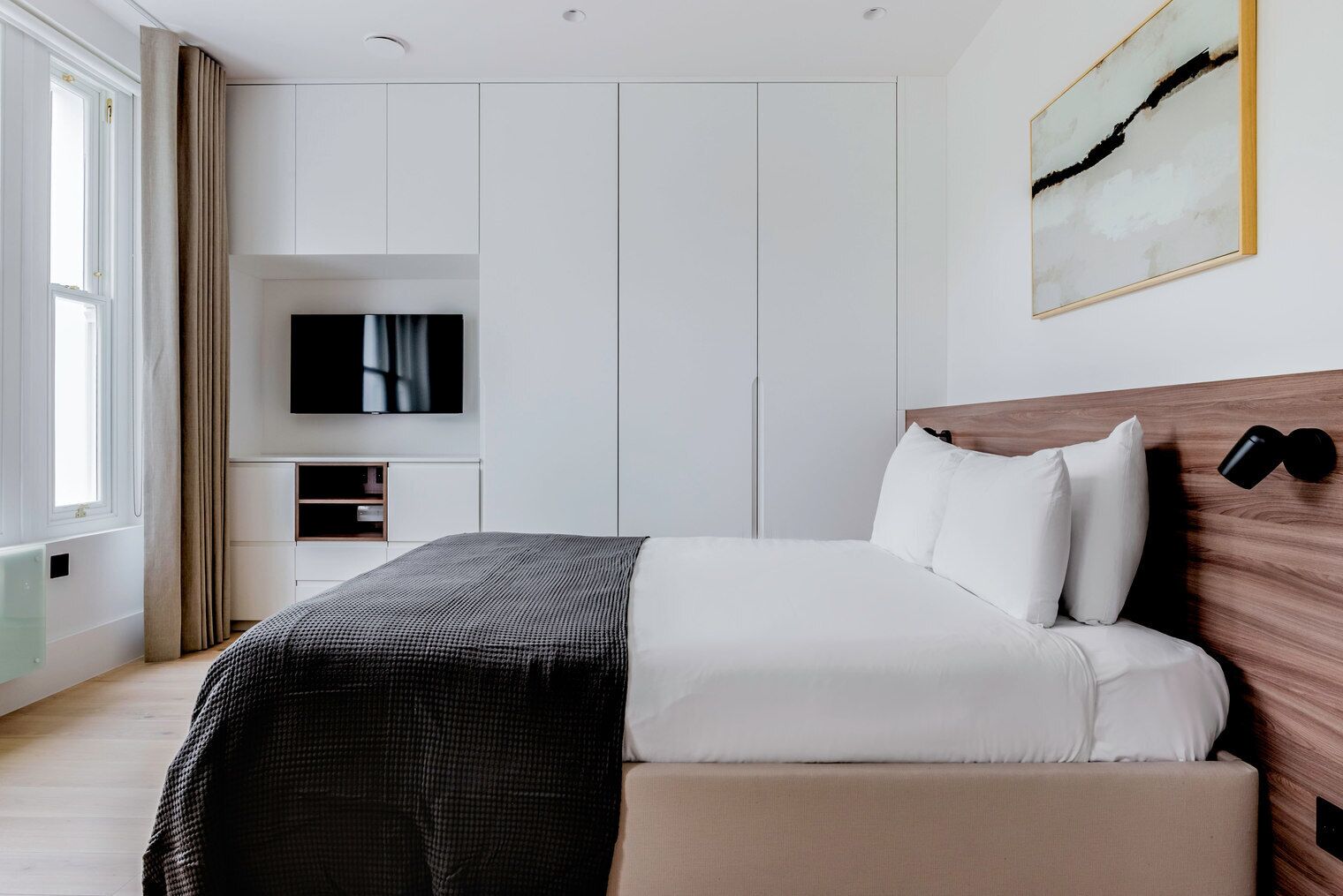 Iron/ironing board, WiFi, bed sheets