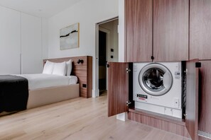 Een strijkplank/strijkijzer, wifi, beddengoed