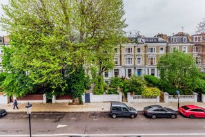 Exterior - Lovely Kensington Studio, near Shops, Food & Park, by Blueground (London)