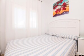 2 bedrooms, iron/ironing board, bed sheets - ALTAMAR - Bright house with sea views in the centre of Conil (Conil de la Frontera)