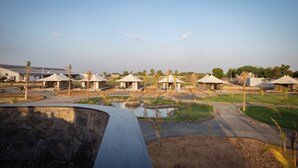 Een resort met meerdere joertek, gerangschikt rond een centraal waterpartij.
