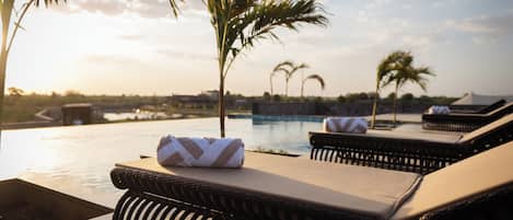 Swim-up bar