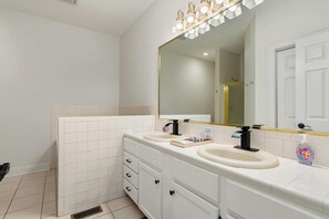 Shower, hair dryer, towels - Lake Keowee Retreat close to Trails & Wineries! (Six Mile)