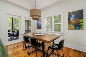 Dining - Lake Keowee Retreat close to Trails & Wineries! (Six Mile)