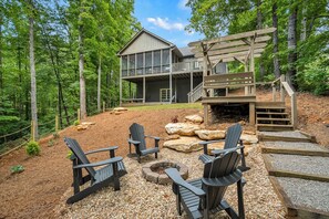 Terrace/patio - Lake Keowee Retreat close to Trails & Wineries! (Six Mile)