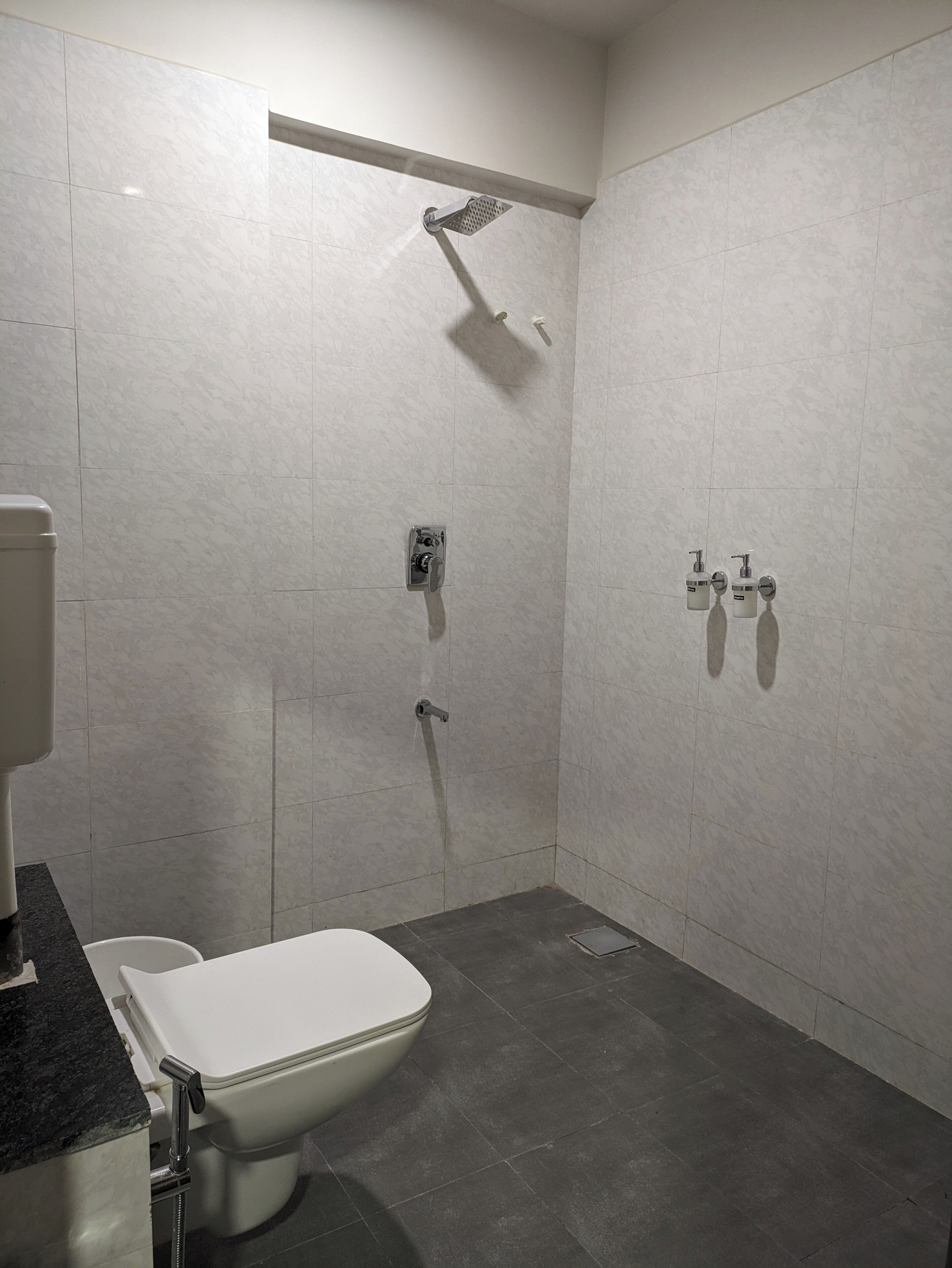 Ein modernes Badezimmer mit Toilette, Dusche und Waschbecken.