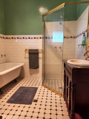 Regadera, toallas, papel de baño 