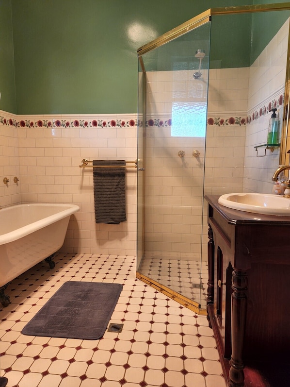 Shower, towels, toilet paper - One of Maitland's original homes, transformed into a quality place to holiday. (Maitland)