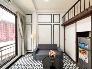 Deluxe Studio | Living area | TV - NINE HOUSING 82 Kim Ma (Hanoi)