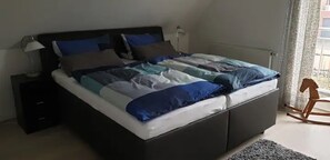 1 habitación, tabla de planchar con plancha, wifi gratis y ropa de cama