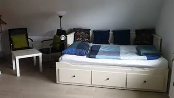1 slaapkamer, een strijkplank/strijkijzer, gratis wifi, beddengoed