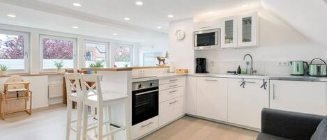 Réfrigérateur, micro-ondes, four, plaque de cuisson