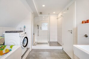 Regadera, amenidades de baño gratuitas, secadora de cabello, toallas 