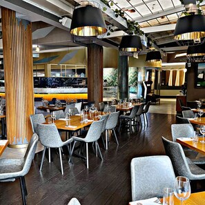 Dining - Luxurious Masingita towers 9th floor apartment sandton Johannesburg (Sandton)