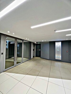 Interior - Luxurious Masingita towers 9th floor apartment sandton Johannesburg (Sandton)