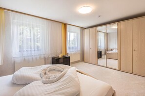 3 bedrooms, iron/ironing board, free WiFi