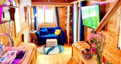 Quaint & Spacious Tiny House: Gorgeous Decor, Near ATL Airport, Midtown & Sports