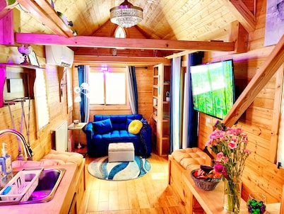 Quaint & Spacious Tiny House: Gorgeous Decor, Near ATL Airport, Midtown & Sports