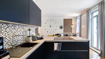 Kühlschrank, Mikrowelle, Ofen, Herdplatte