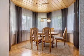 Dining - Apartment 'K Schröder' with Private Terrace, Private Garden and Wi-Fi (Sundhagen)