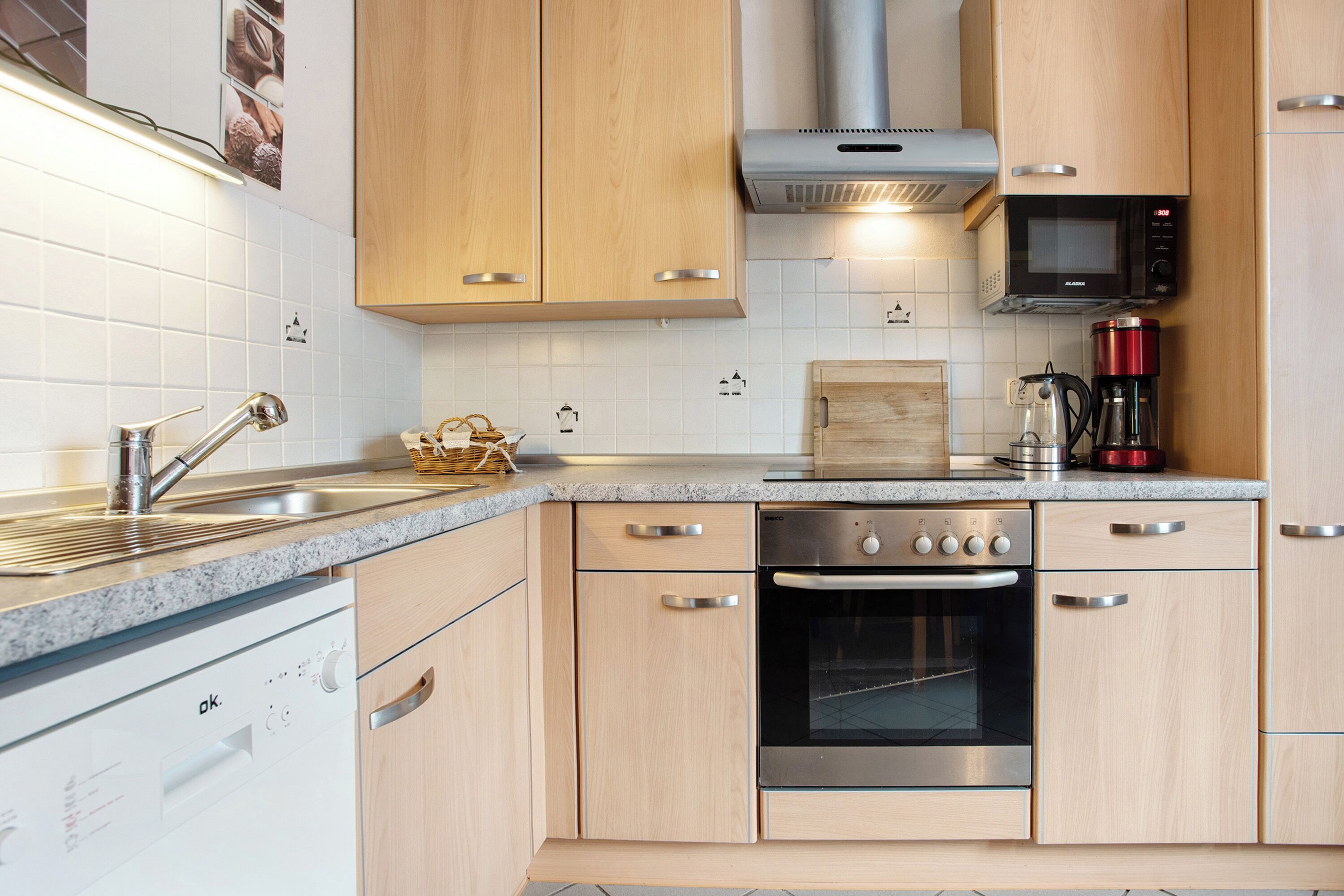 冷蔵庫、電子レンジ、オーブン、コンロ