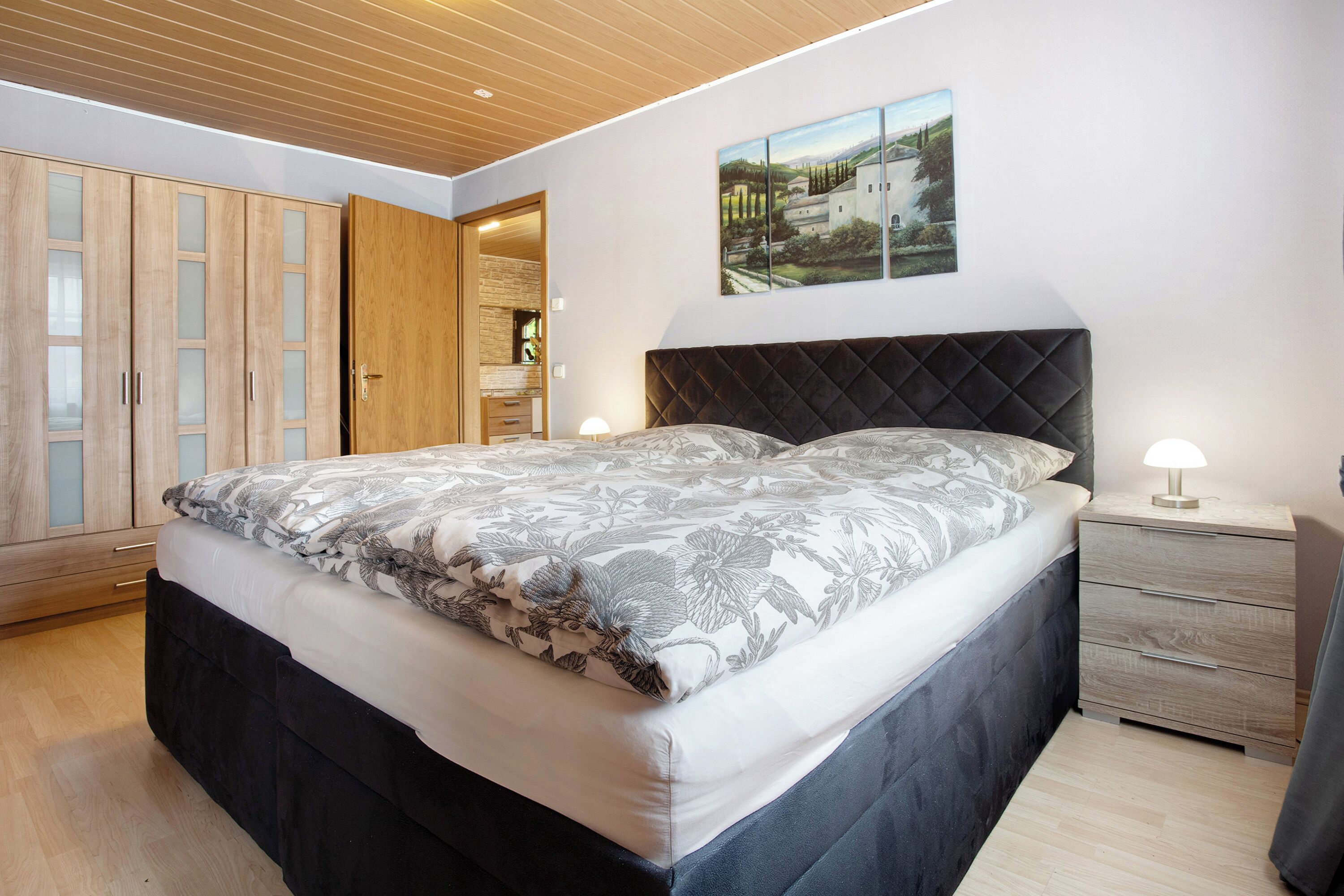 1 室のベッドルーム、アイロン / アイロン台、WiFi (無料)、ベッドシーツ