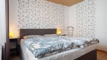 2 bedrooms, iron/ironing board, free WiFi, bed sheets