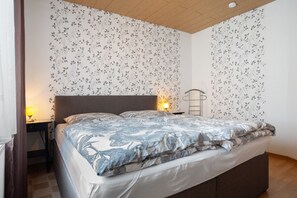 2 bedrooms, iron/ironing board, free WiFi, bed sheets