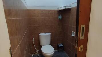 Kamar Standar | Kamar mandi | Shower, pancuran hujan, perlengkapan mandi gratis, dan sandal